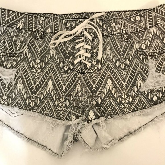 Billabong Denim Jean Cutoff Shorts Laneway Aztec Tribal Distressed Fringe Sz 26 - Picture 1 of 6
